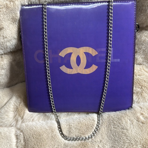 Authentic CHANEL shoulder, crossbody bag. Purple - Picture 1 of 15